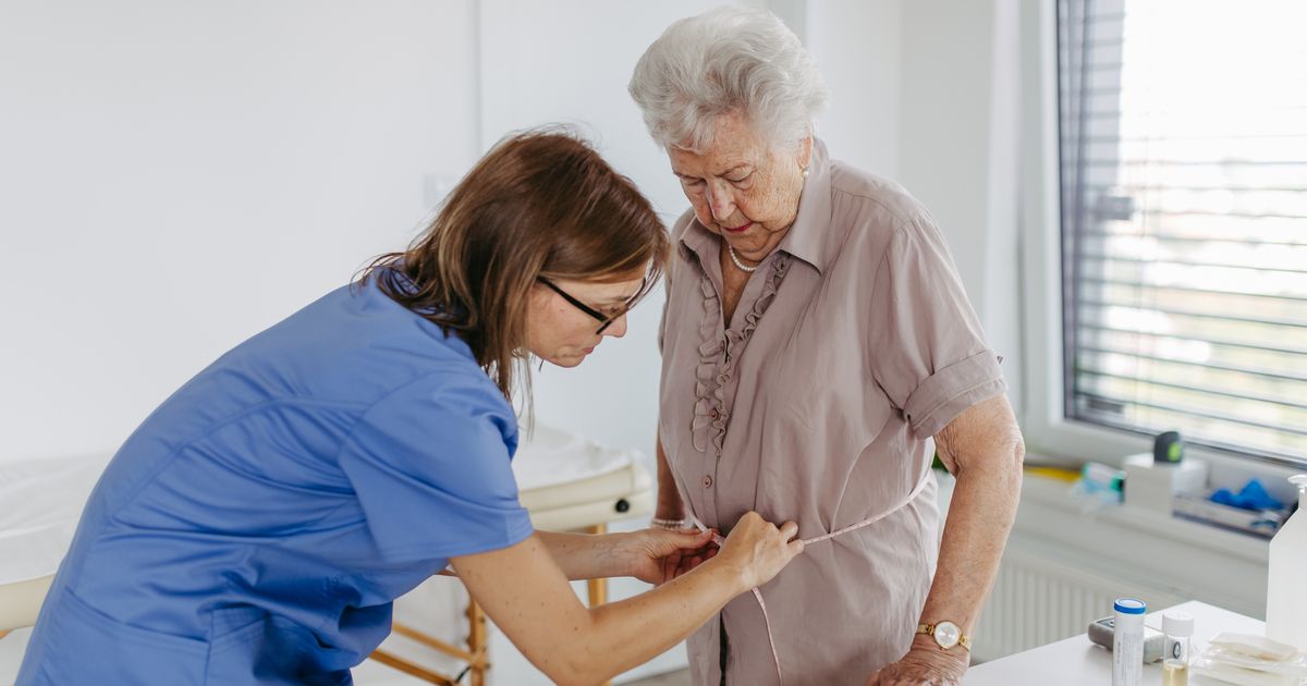 Dementia risk 'raised by 13pc' if your waist is this size, study says - The Mirror